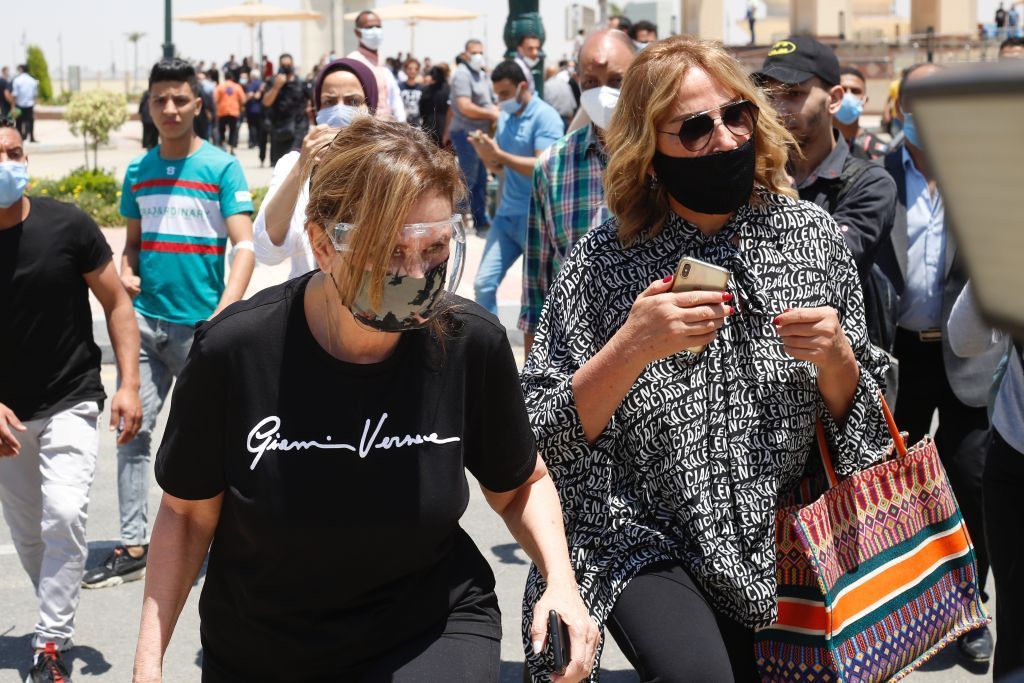 بالصور..حزن وبكاء في تشييع الفنان الكبير سمير غانم