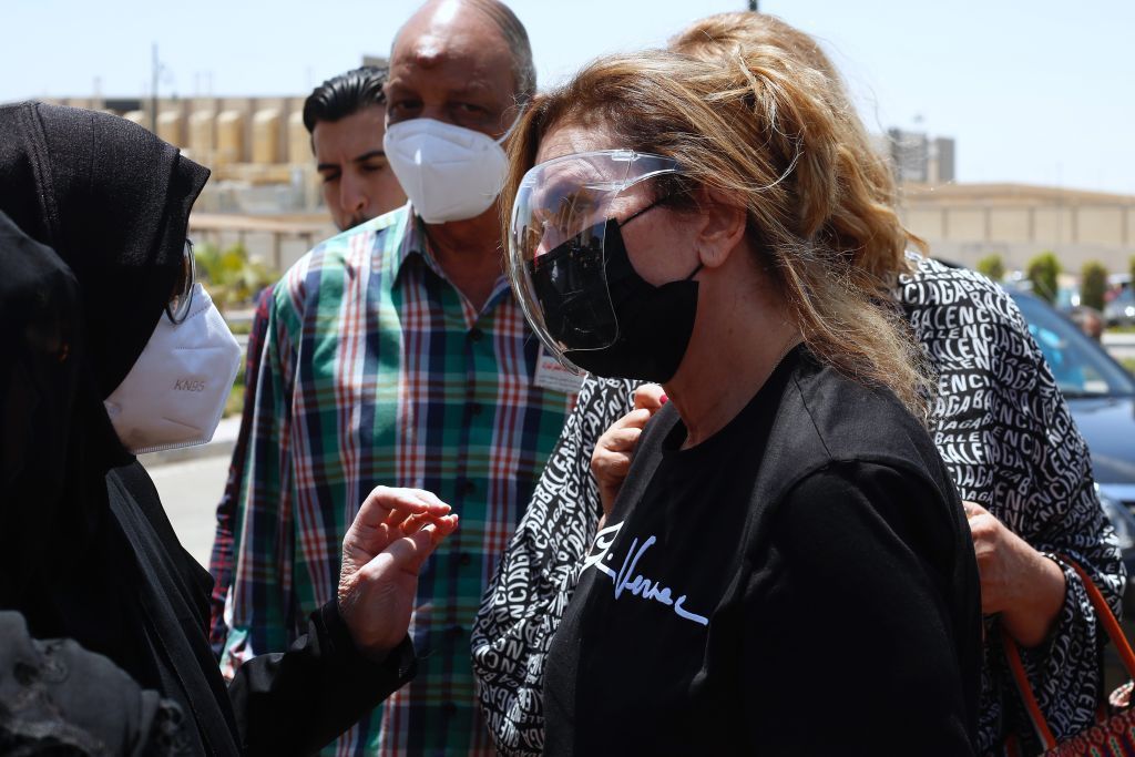 بالصور..حزن وبكاء في تشييع الفنان الكبير سمير غانم