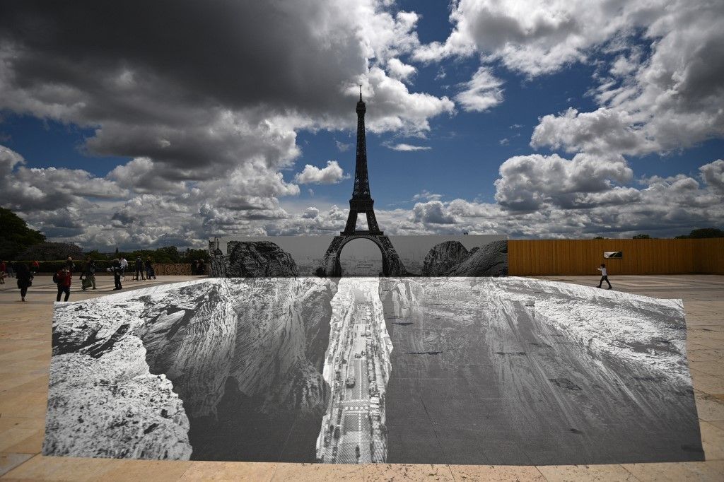 شلال يمر تحت برج ايفل.. ما القصة؟ 3 شلال يمر تحت برج ايفل.. ما القصة؟