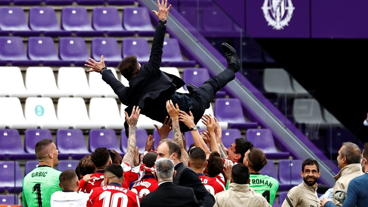 لاعبو أتليتيكو مدريد يحتفلون بإحراز لقب الدوري الإسباني ي