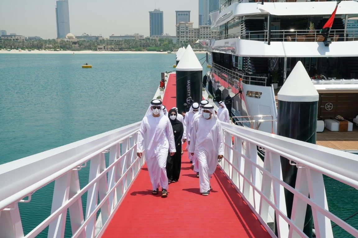 الإمارات تدشن أكبر يخت في العالم مصنوع من الألياف الزجاجية 1 الإمارات تدشن أكبر يخت في العالم مصنوع من الألياف الزجاجية