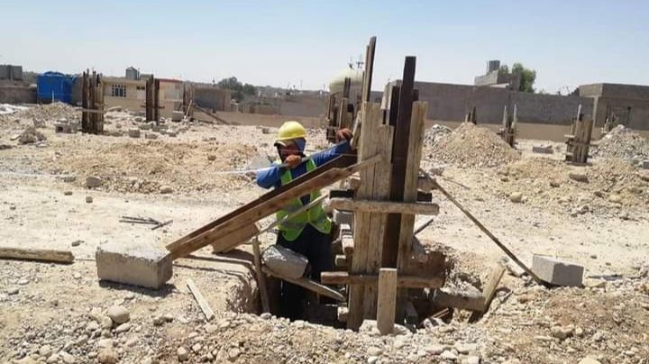 شاب يتدرب على أعمال البناء في الموصل