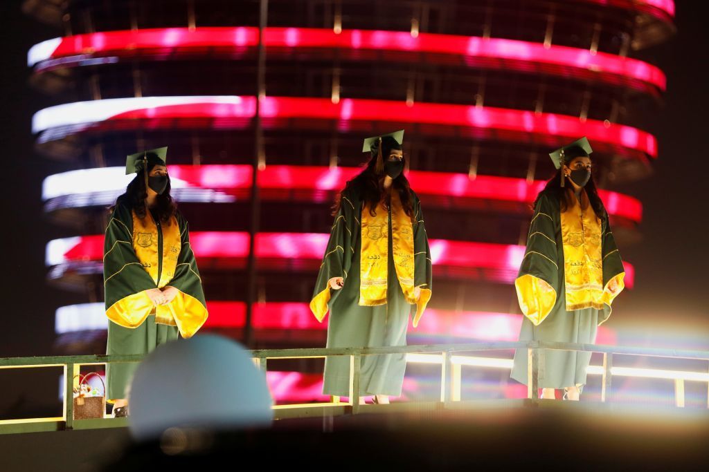 بسبب كورونا.. حفل تخرج في موقف سيارات في البحرين 3 بسبب كورونا.. حفل تخرج في موقف سيارات في البحرين