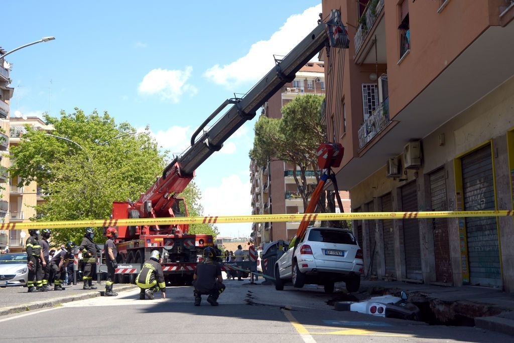 في روما.. حفرة تبتلع سيارتين داخل أحد الشوارع 4 في روما.. حفرة تبتلع سيارتين داخل أحد الشوارع