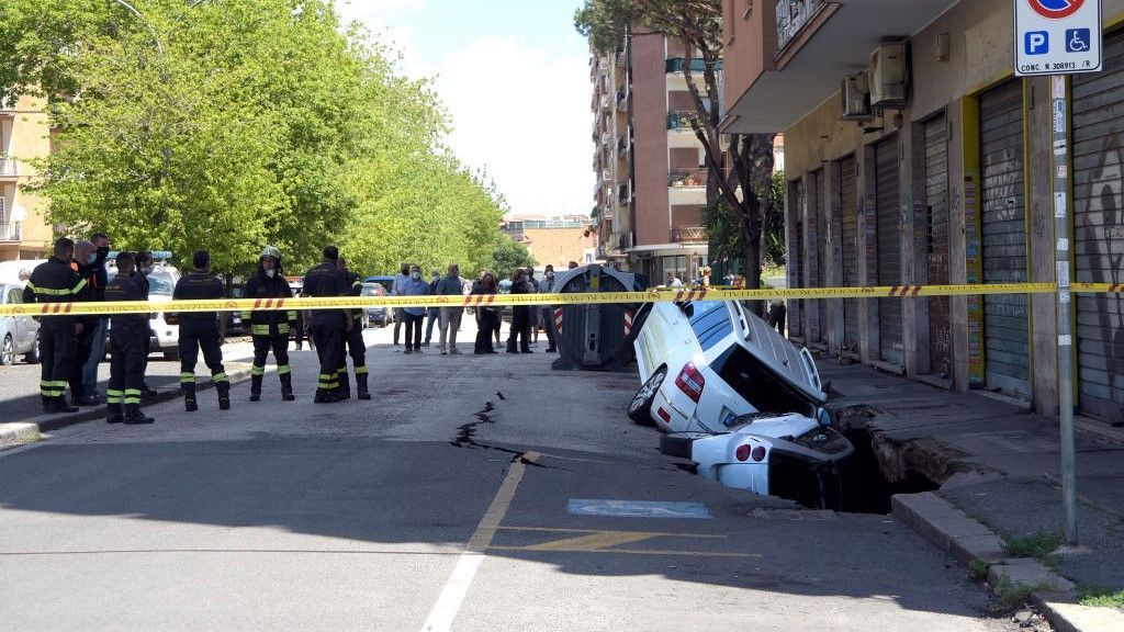 في روما.. حفرة تبتلع سيارتين داخل أحد الشوارع 3 في روما.. حفرة تبتلع سيارتين داخل أحد الشوارع