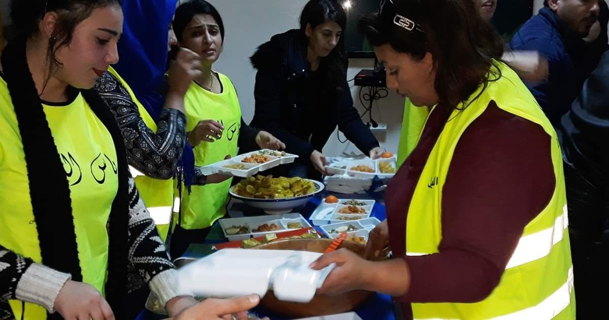 المتطوعون يجهزون الطعام لتوزيعه على المشردين