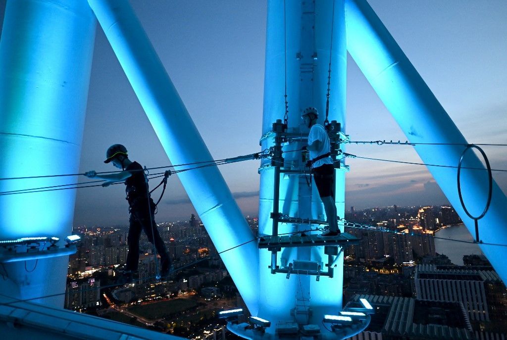 لاندمارك ألفا.. عشاق المغامرة يتحدون الجاذبية على أطول برج تلفزيون صيني