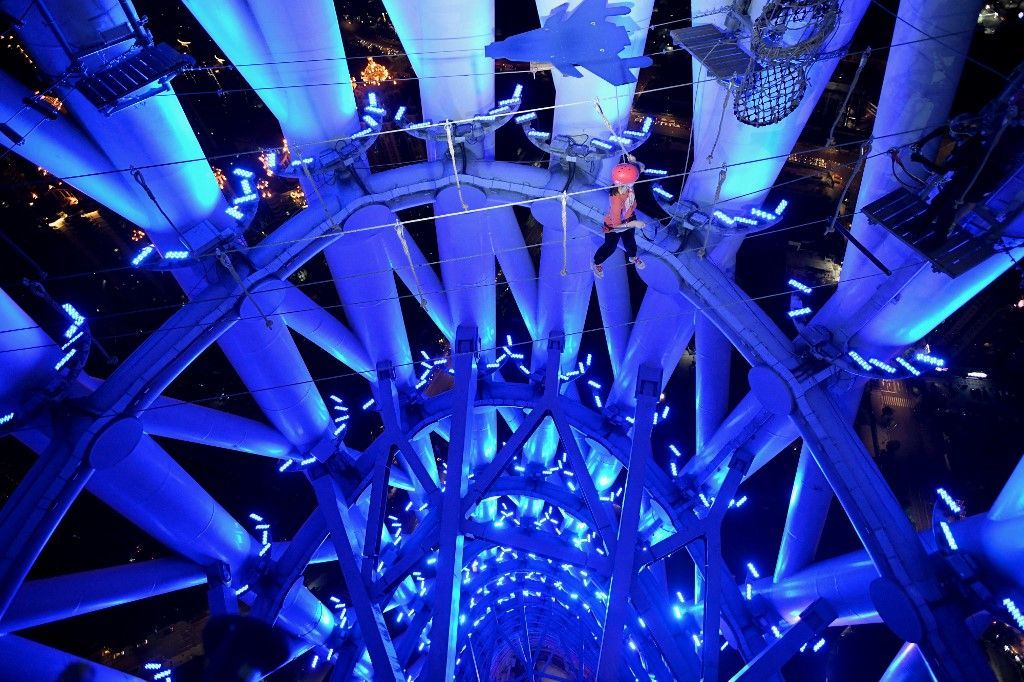 لاندمارك ألفا.. عشاق المغامرة يتحدون الجاذبية على أطول برج تلفزيون صيني