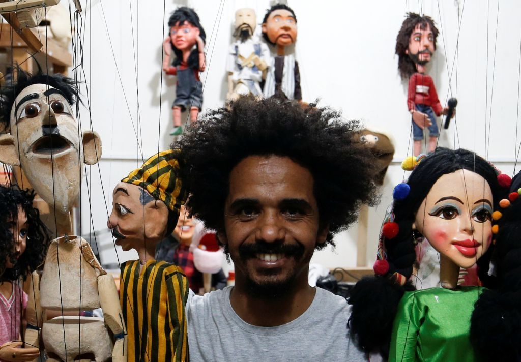 فنان مصري يعلم الثقافة المصرية عبر تحريك العرائس