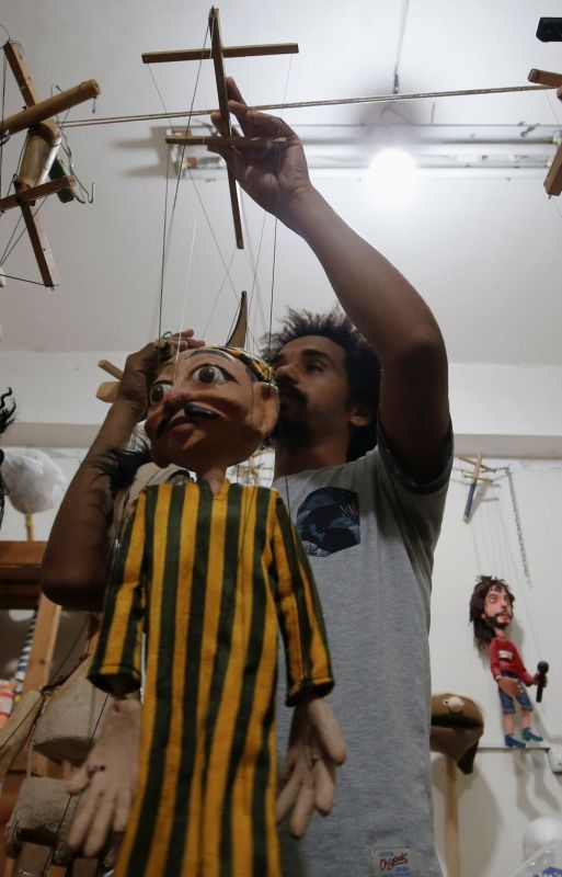 فنان مصري يعلم الثقافة المصرية عبر تحريك العرائس