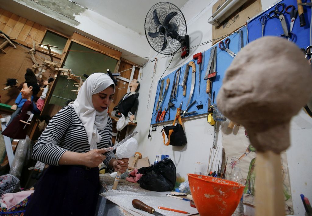 فنان مصري يعلم الثقافة المصرية عبر تحريك العرائس