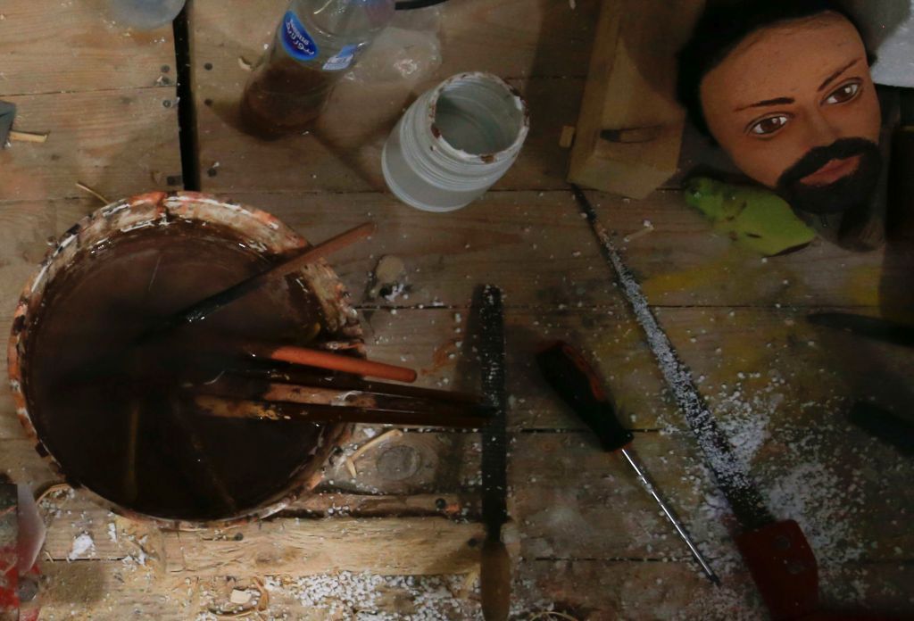 فنان مصري يعلم الثقافة المصرية عبر تحريك العرائس