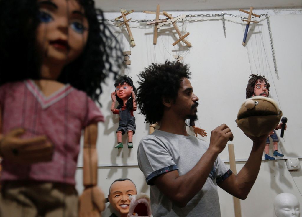 فنان مصري يعلم الثقافة المصرية عبر تحريك العرائس