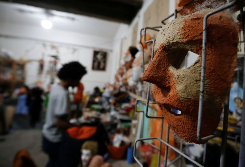 فنان مصري يعلم الثقافة المصرية عبر تحريك العرائس