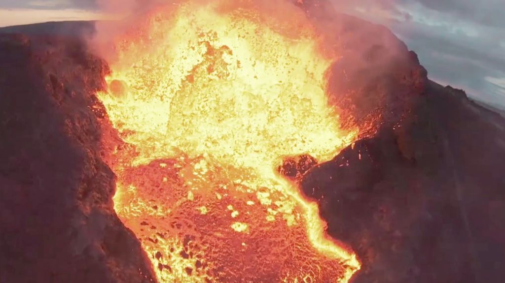 صور جوية تظهر ثوارن بركان في أيسلندا 3 صور جوية تظهر ثوارن بركان في أيسلندا