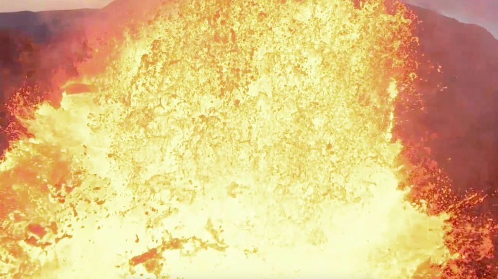 صور جوية تظهر ثوارن بركان في أيسلندا 2 صور جوية تظهر ثوارن بركان في أيسلندا