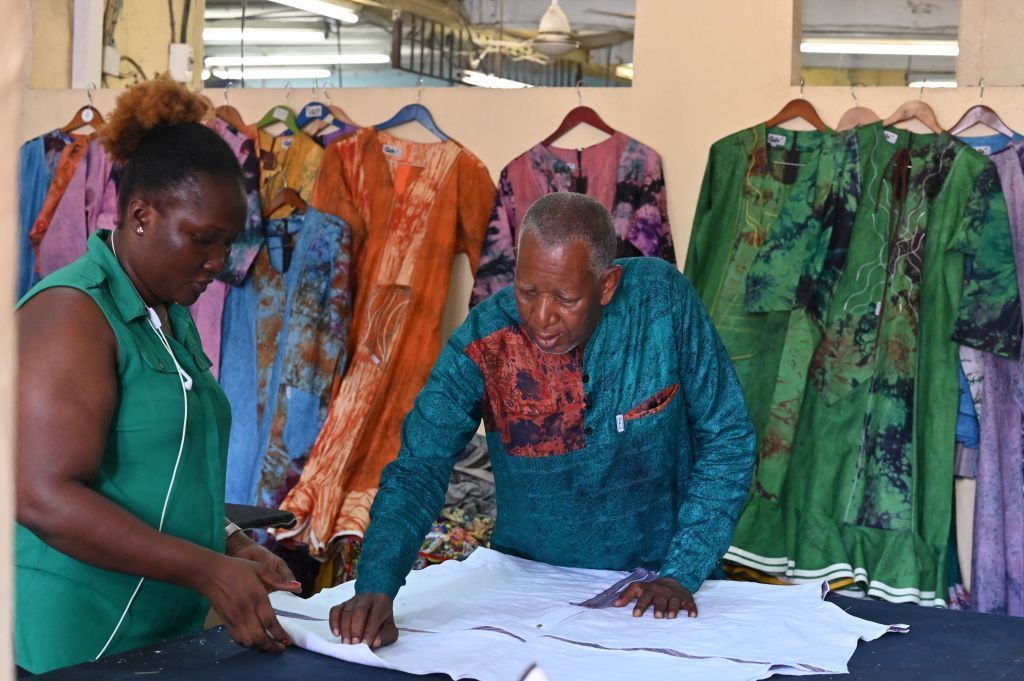 مصمم ملابس نيلسون مانديلا في مهمة لتطوير الموضة الإفريقية