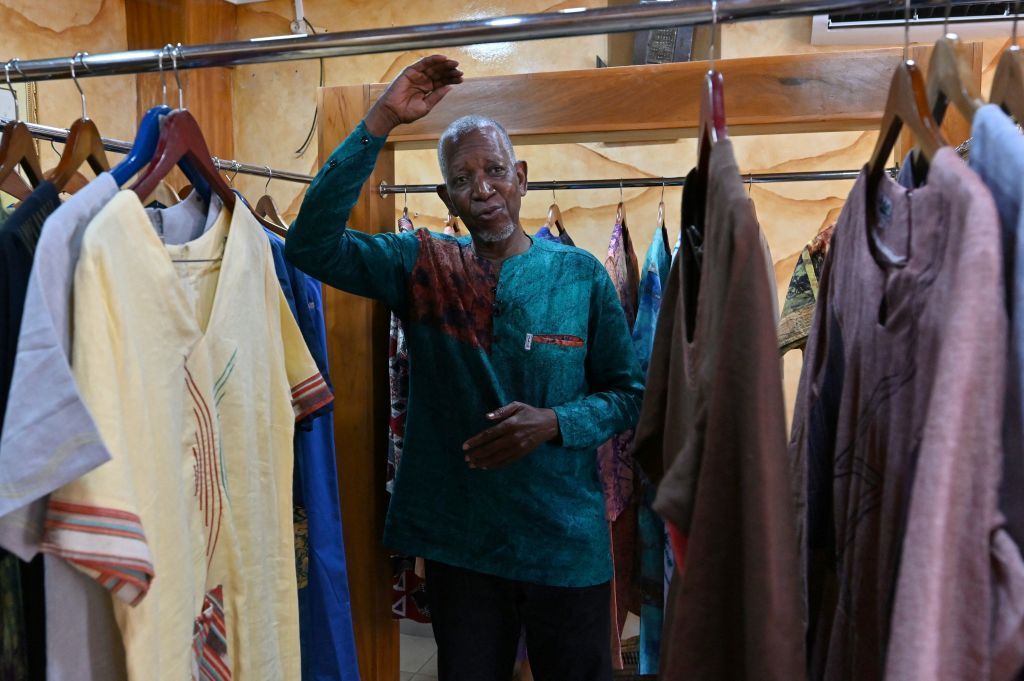 مصمم ملابس نيلسون مانديلا في مهمة لتطوير الموضة الإفريقية