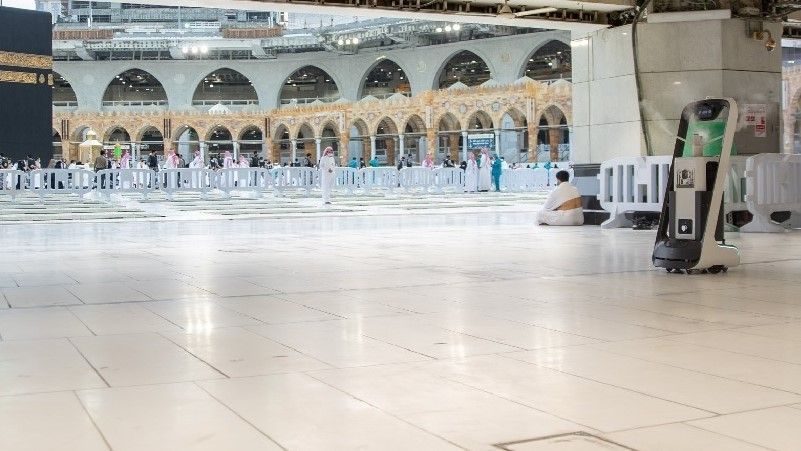 السعودية تدخل " الروبوت الذكي" الى المسجد الحرام (صور)