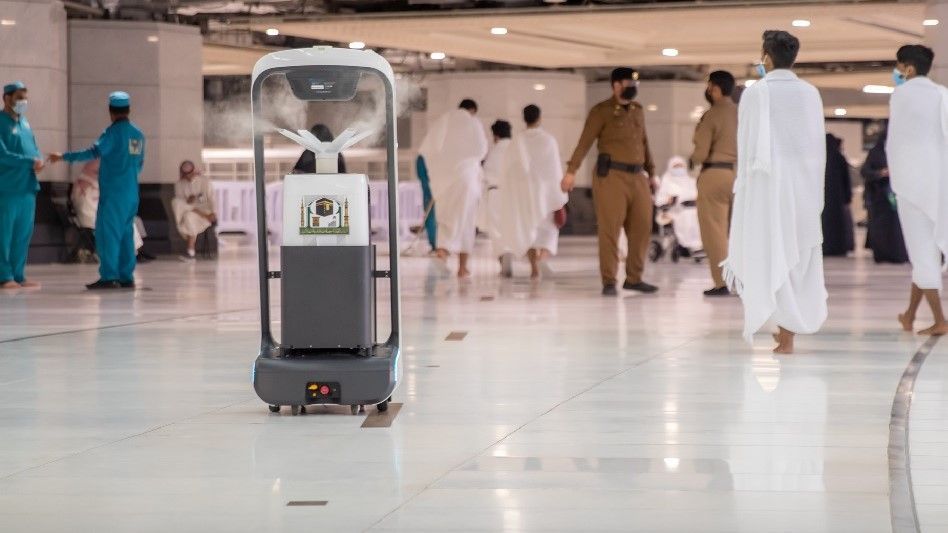 السعودية تدخل " الروبوت الذكي" الى المسجد الحرام (صور)
