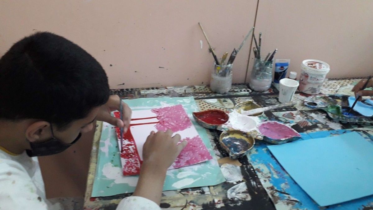 طفل من طيف التوحد خلال معرض نابل الدولي في تونس