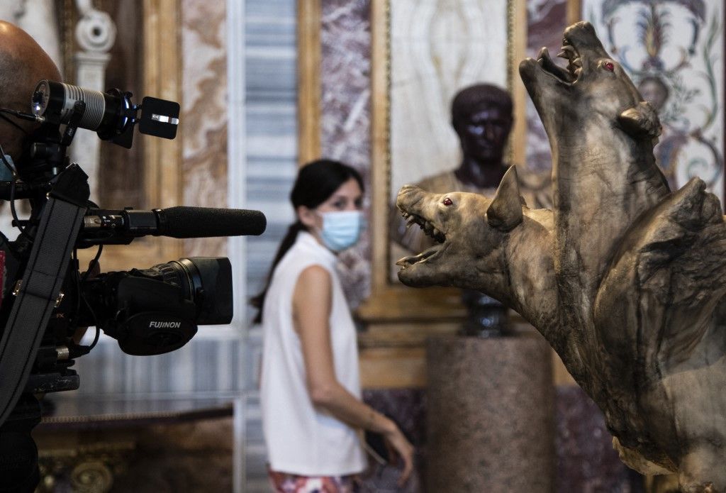 انقسم النقاد عندما عُرضت الأعمال لأول مرة في البندقية، مع مراجعة في صحيفة The Art Newspaper تقول: "هذا ما يبدو عليه الفن عندما يلتقي الطموح الجامح بموارد مالية غير محدودة على ما يبدو."