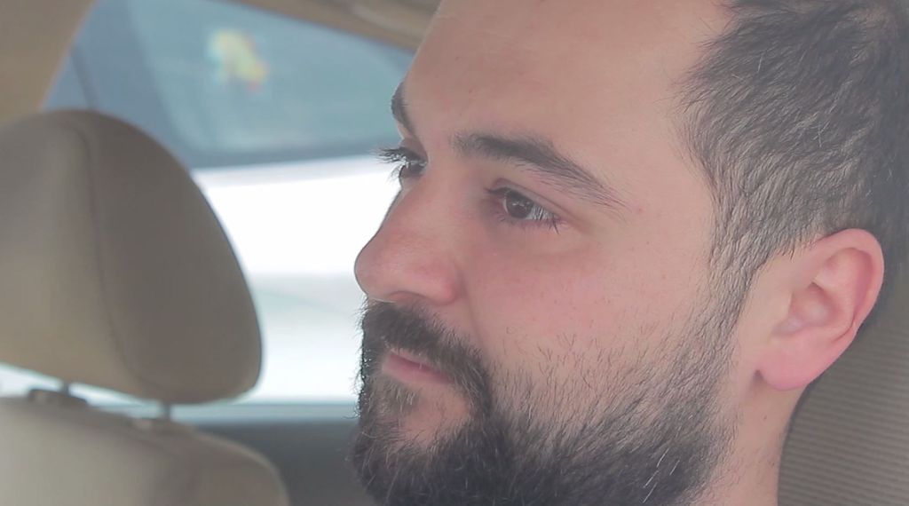 "أتمنى أن يكون ما نعيشه هو الأسوأ".. صرخة شاب لبناني في أحد طوابير الوقود