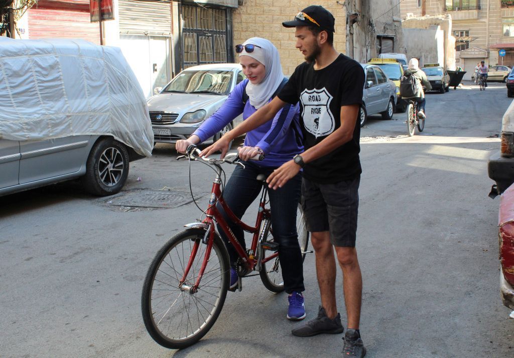 الحاجة أم الاختراع..مشروع سوري لتعليم الراغبين بركوب الدراجات للهرب من نقص الوقود