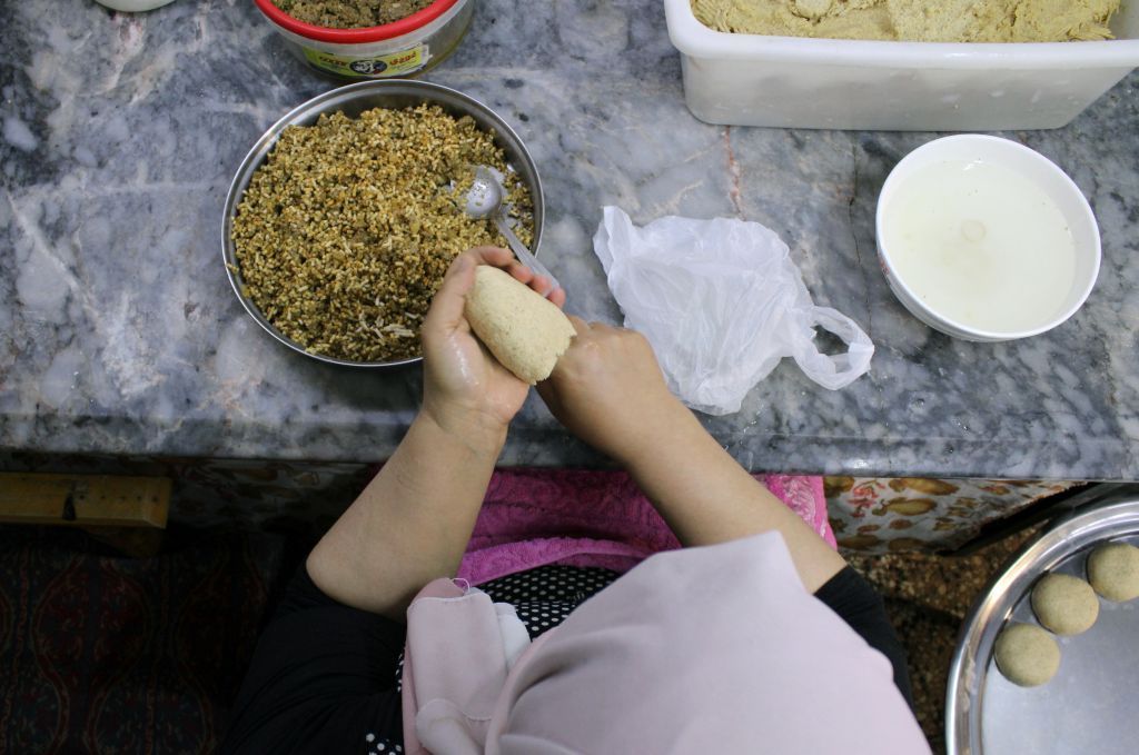 بيع الكبّة اللذيذة في دمشق..مصدر رزق لاجئة سورية