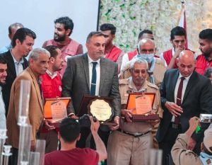 غرفة التجارة والصناعة والزراعة بدرنة تكرّم الكشافة والهلال الأحمر الليبي 2 مدير عام غرفة التجارة والصناعة والزراعة بمدينة درنة متوسطًا بعد المكرمين