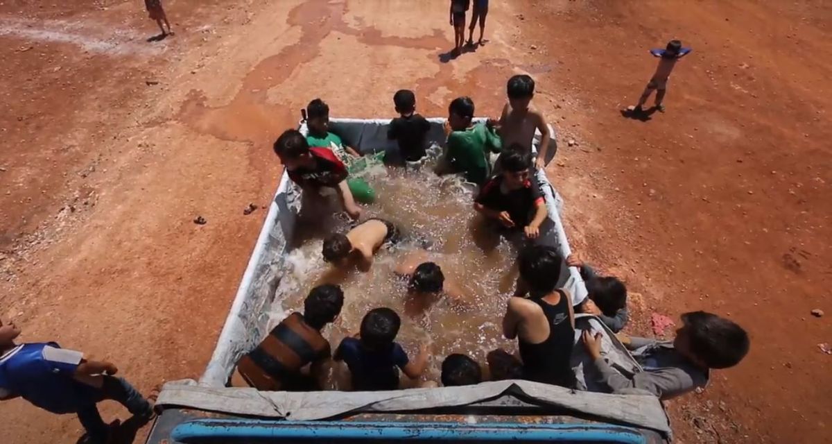 النازحون في مخيّمات ريف إدلب يقومون بمبادرة فردية لتسلية الأطفال