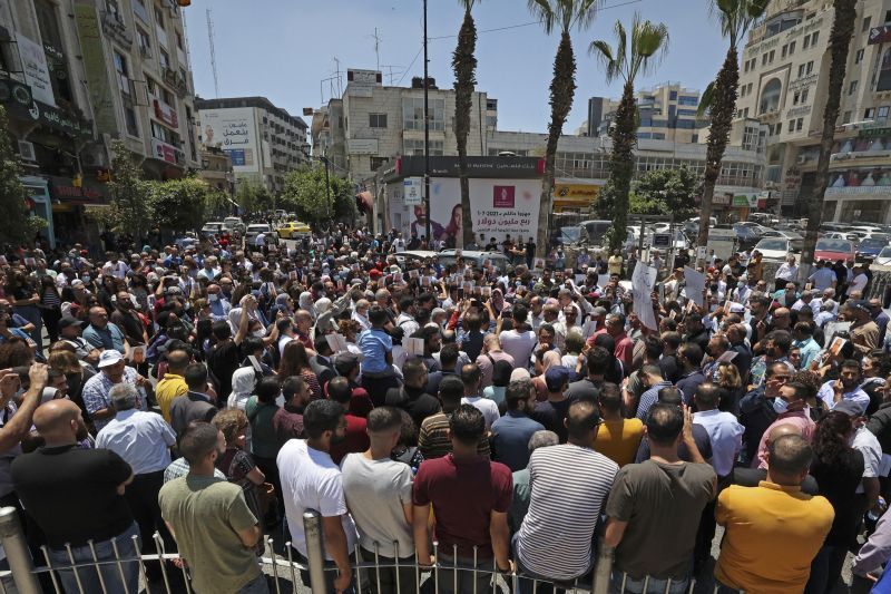 وفاة ناشط فلسطيني معارض للسلطة بعد اعتقاله.. ومطالب أممية بفتح تحقيق فوري 2 وفاة ناشط فلسطيني معارض للسلطة بعد اعتقاله.. ومطالب أممية بفتح تحقيق فوري