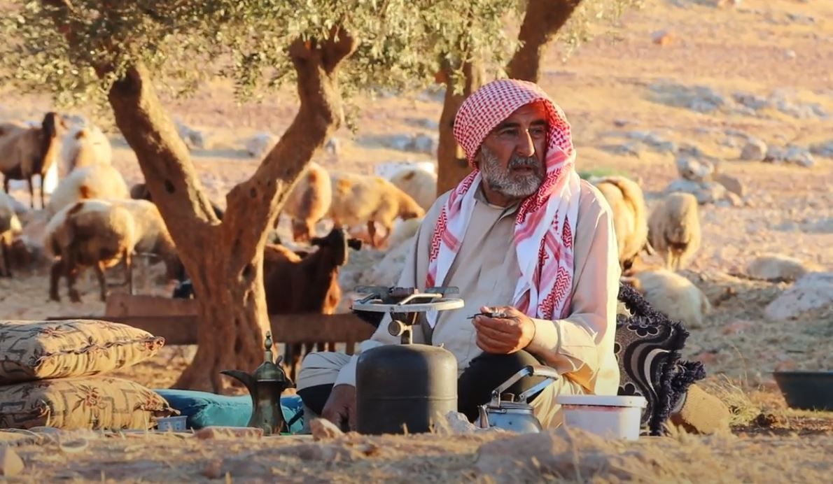 معبر باب الهوى.. شريان حياة النازحين شمال سوريا