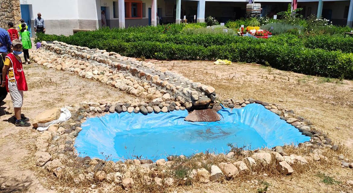 مكان ترشيح المياه في النادي البيئي لمدرسة المعتمد بن عباد ضمن المساهمة في مواجهة تغير المناخ