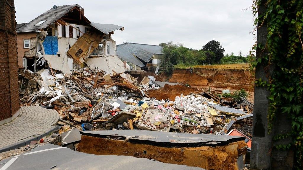 بالصور.. الفيضانات تفتك بأوروبا وارتفاع جديد في حصيلة القتلى