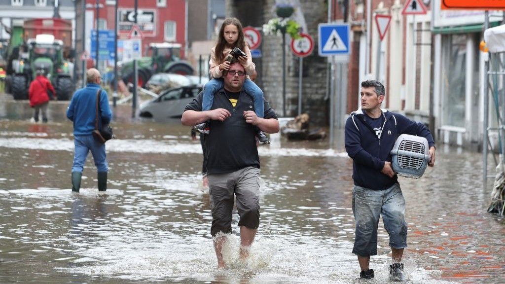بالصور.. الفيضانات تفتك بأوروبا وارتفاع جديد في حصيلة القتلى