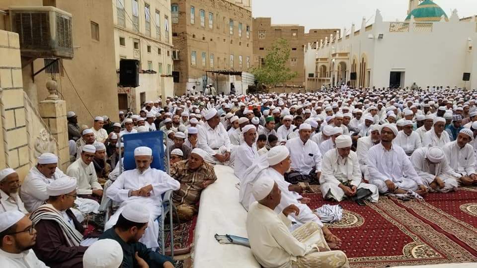 يعمد الناس إلى ارتداء الأبيض تيمنًا بحجيج بيت الله الحرام