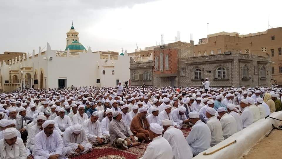 في يوم عرفة.. " تريم" اكتست بالبياض ورُفعت الأكف بالدعاء تيمنًا بحجيج بيت الله الحرام 1 جمع من الناس في تريم اقتداء بالحجاج في يوم عرفة