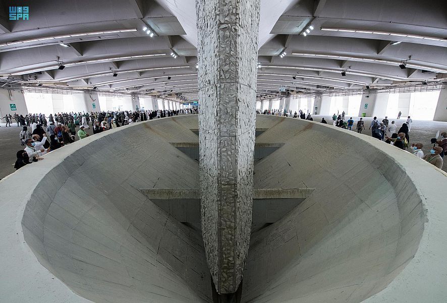 حجاج بيت الله الحرام يواصلون رمي الجمرات في أول أيام التشريق 2 حجاج بيت الله الحرام يواصلون رمي الجمرات في أول أيام التشريق