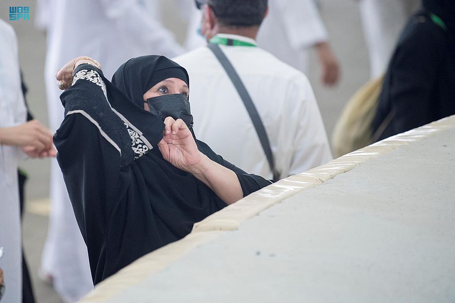 حجاج بيت الله الحرام يواصلون رمي الجمرات في أول أيام التشريق 4 حجاج بيت الله الحرام يواصلون رمي الجمرات في أول أيام التشريق