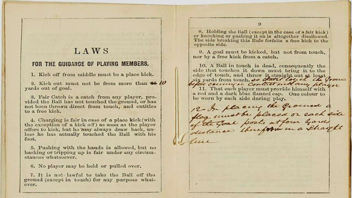 بسعر خيالي.. بيع ”نسخة نادرة “ من كتاب قوانين كرة القدم بمزاد في لندن