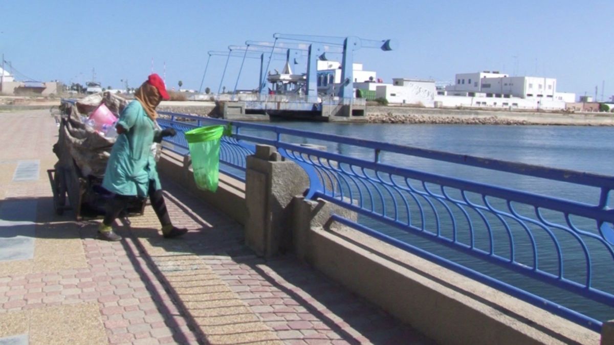 بيد واحدة امتهنت الشابة التونسية "خيرة" جمع البلاستيك لتعيل طفلها 2 الشابة خيرة من تونس