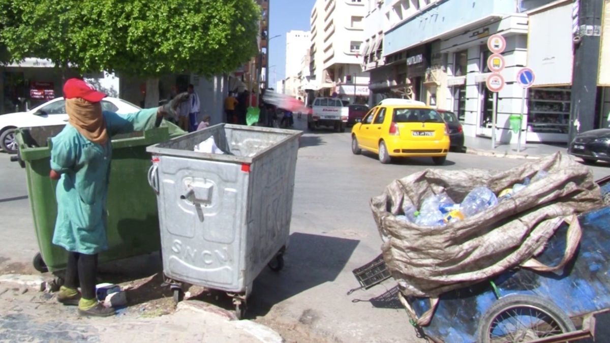 بيد واحدة امتهنت الشابة التونسية "خيرة" جمع البلاستيك لتعيل طفلها 1 الشابة خيرة من تونس وهي بصدد جمع البلاستيك
