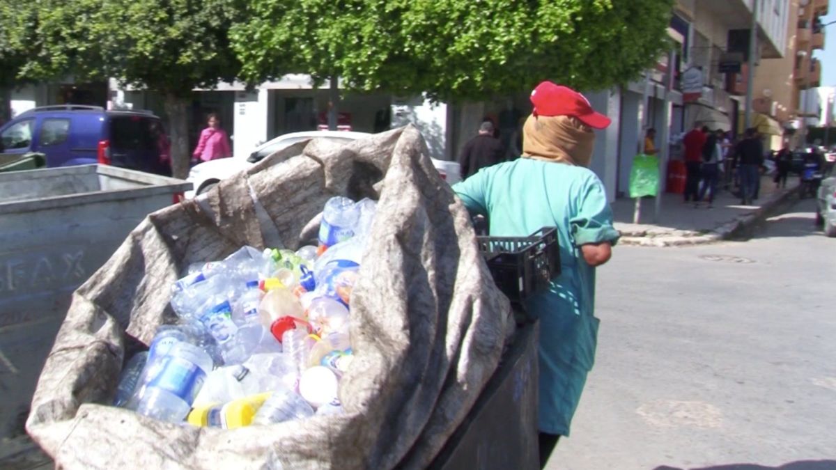 بيد واحدة امتهنت الشابة التونسية "خيرة" جمع البلاستيك لتعيل طفلها 3 الشابة خيرة من تونس