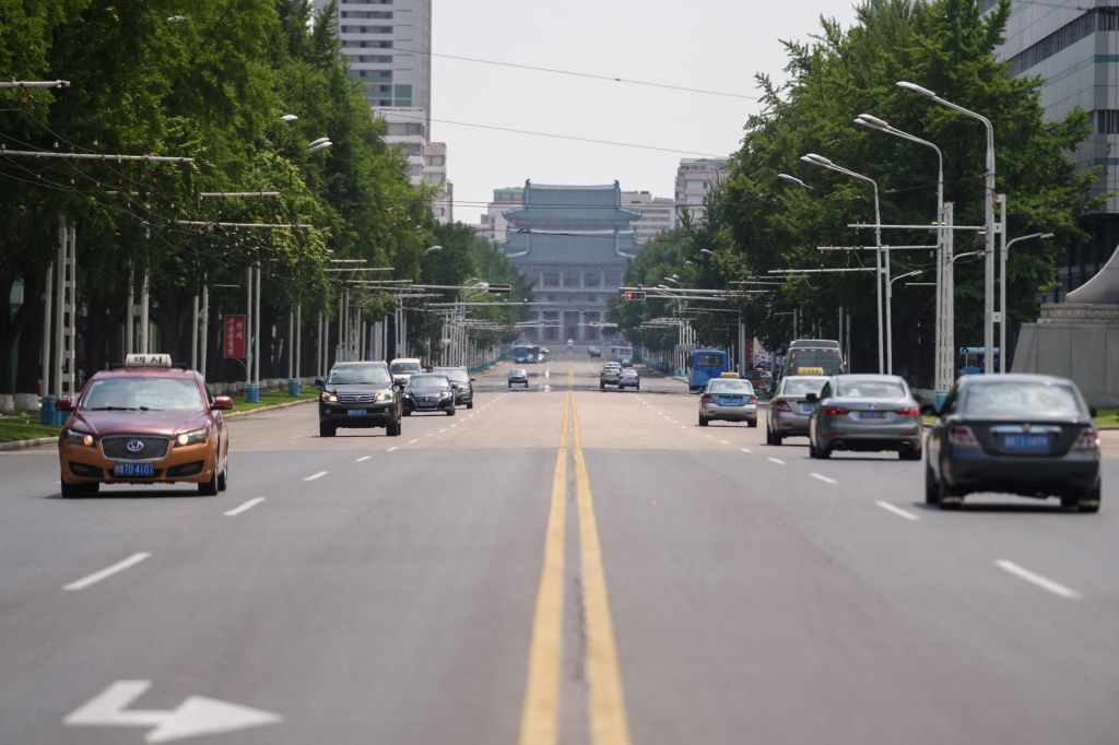 زعيم كوريا الشمالية غارق في الأسلحة النووية.. والبلاد تغرق في الحر