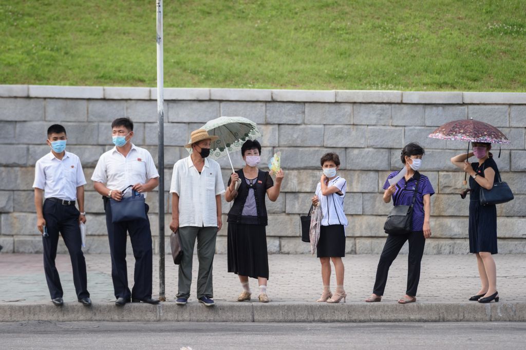 زعيم كوريا الشمالية غارق في الأسلحة النووية.. والبلاد تغرق في الحر