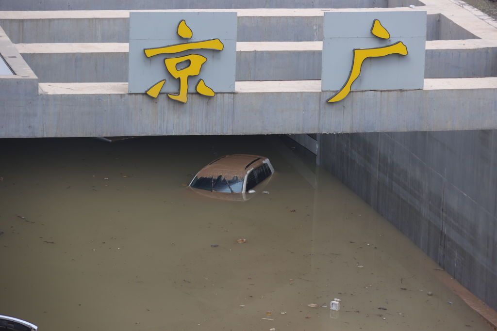 فيضانات الصين.. مخاوف من حصيلة قتلى كارثية في نفق غمرته المياه (صور) 1 فيضانات الصين.. مخاوف من حصيلة قتلى كارثية في نفق غمرته المياه (صور)
