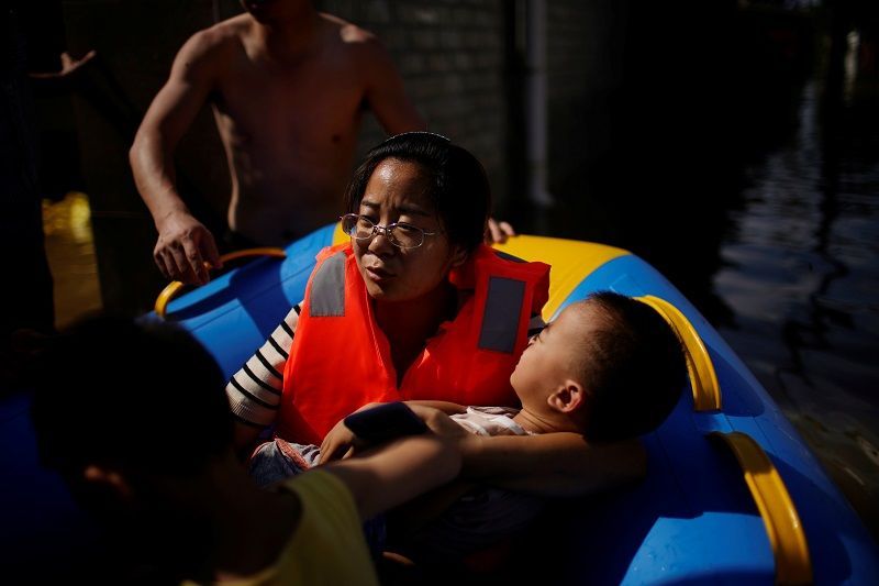 بالصور والفيديو.. الصين تنقل السكان من مناطق غمرتها الفيضانات وتصرف الأنفاق