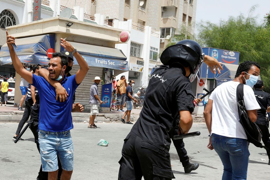 بالصور.. احتجاجات في تونس تطالب بإسقاط الحكومة ومحاسبة الغنوشي 2 بالصور.. احتجاجات في تونس تطالب بإسقاط الحكومة ومحاسبة الغنوشي