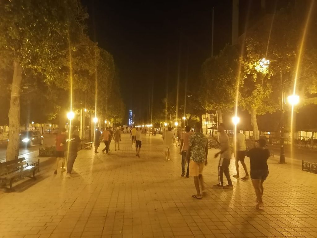 احتفالات في تونس بعد قرارات الرئيس سعيد تجميد أعمال البرلمان وعزل المشيشي 2 احتفالات في تونس بعد قرارات الرئيس سعيد تجميد أعمال البرلمان وعزل المشيشي